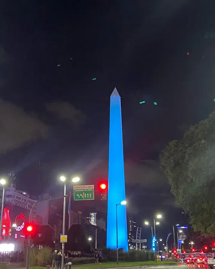 El Obelisco se vistió de celeste para conmemorar el Día del Niño por Nacer